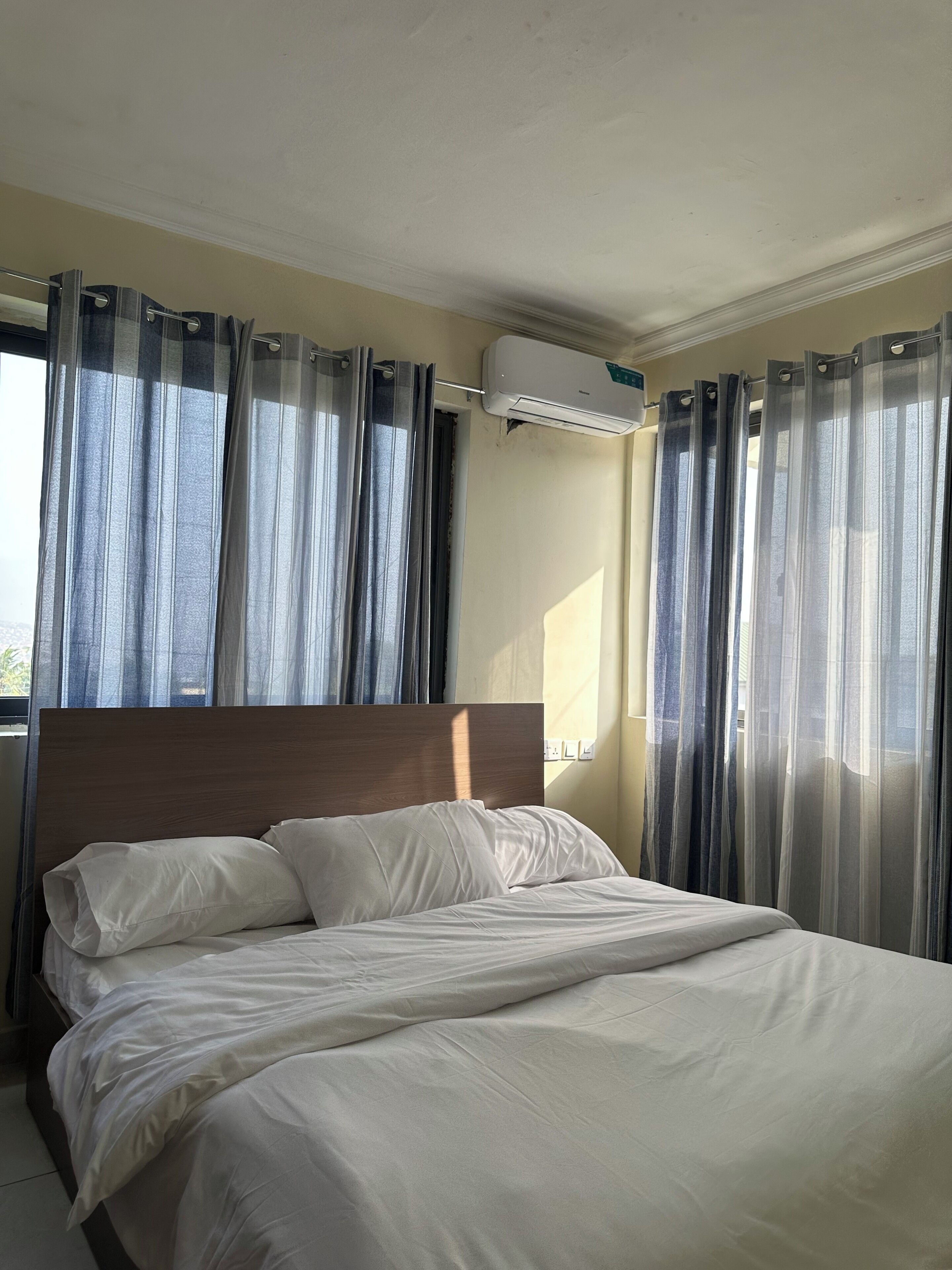 Iron/ironing board, WiFi, bed sheets
