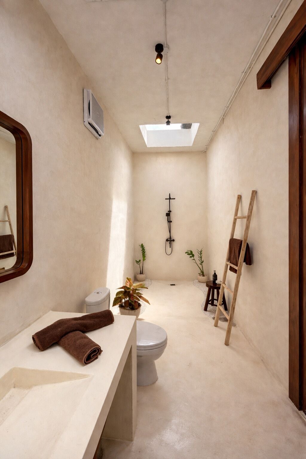 Tweepersoonskamer, 1 kingsize bed, airconditioning, uitzicht op tuin | Badkamer | Een haardroger, handdoeken, zeep, shampoo