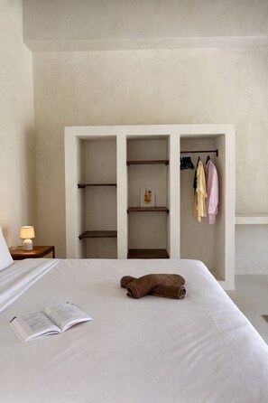 Double Room, 1 King Bed, Air conditioning, Garden View | Room amenity