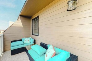 Property grounds - Oceanfront, Multi-Level Townhome with Decks, Beach Access & Washer/Dryer (Ocean City)