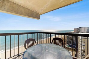 Outdoor dining - Superb beach condo with balcony, views, pools, gym, tennis, sauna & AC (Ocean City)