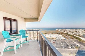 Property grounds - Coastal-themed beach condo with balcony, views, pools, tennis & central AC (Ocean City)