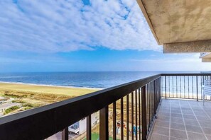 Property grounds - Stunning beachfront condo with balcony, pools, game room, sauna & gym (Ocean City)