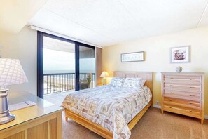 2 bedrooms, WiFi, bed sheets - Stunning beachfront condo with balcony, pools, game room, sauna & gym (Ocean City)