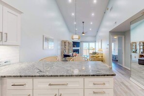 Interior - Desirable, top floor-North Ocean City condo w/pool & fully stocked kitchen (Ocean City)