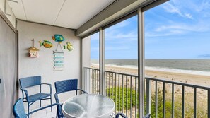 Outdoor dining - Stunning Beachfront Condo- fully equipped w/Shared Pool & Private Balcony & WiFi (Ocean City)