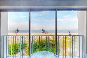 Interior - Stunning Beachfront Condo- fully equipped w/Shared Pool & Private Balcony & WiFi (Ocean City)