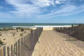 On the beach - Stunning Beachfront Condo- fully equipped w/Shared Pool & Private Balcony & WiFi (Ocean City)