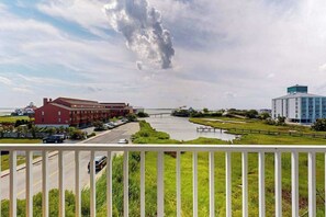 Property grounds - Convenient Location, Pool, Balcony with Views of the Bay (Ocean City)