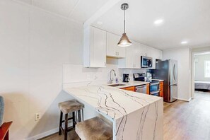 Fridge, oven, stovetop, dishwasher - Beach House 102 (Ocean City)