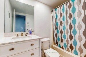 Shower, hair dryer, towels - Beach House 102 (Ocean City)