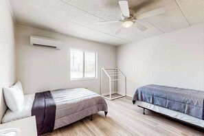 Iron/ironing board, Internet, bed sheets - Beach House 102 (Ocean City)