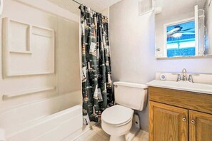 Shower, towels - Mid-town condo with pool & grill access - scenic balcony w/canal & bay view (Ocean City)