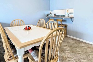 Dining - Mid-town condo with pool & grill access - scenic balcony w/canal & bay view (Ocean City)