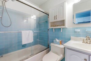 Douche, sèche-cheveux, serviettes fournies
