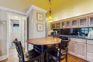 Dining - Beachside condo steps to beach access, across the street from Convention Center (Ocean City)
