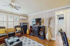 TV, DVD player, offices - Beachside condo steps to beach access, across the street from Convention Center (Ocean City)
