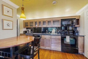 Fridge, microwave, oven, stovetop - Beachside condo steps to beach access, across the street from Convention Center (Ocean City)