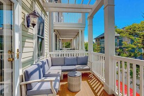 Property grounds - Bay view townhome with multiple decks, pool & gym - walk to the beach (Ocean City)