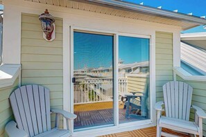 Terrace/patio - Bay view townhome with multiple decks, pool & gym - walk to the beach (Ocean City)