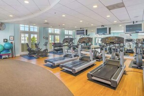 Fitness facility - Bay view townhome with multiple decks, pool & gym - walk to the beach (Ocean City)