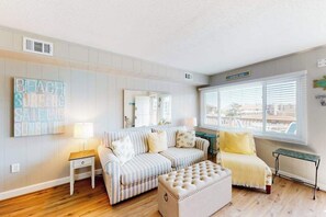 TV, DVD player, offices - Top-floor condo with ocean view & balcony - steps to beach, near Northside Park (Ocean City)