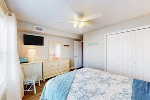 Iron/ironing board, WiFi, bed sheets - Top-floor condo with ocean view & balcony - steps to beach, near Northside Park (Ocean City)