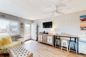 TV, DVD player, offices - Top-floor condo with ocean view & balcony - steps to beach, near Northside Park (Ocean City)
