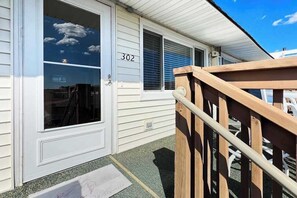 Exterior detail - Top-floor condo with ocean view & balcony - steps to beach, near Northside Park (Ocean City)