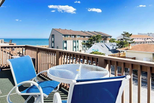Outdoor spa tub - Top-floor condo with ocean view & balcony - steps to beach, near Northside Park (Ocean City)
