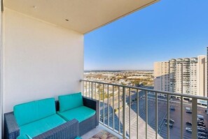 Property grounds - 16th-floor ocean-view condo with game room, in/outdoor pools, tennis, saunas, AC (Ocean City)