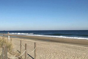 Beach nearby - 16th-floor ocean-view condo with game room, in/outdoor pools, tennis, saunas, AC (Ocean City)