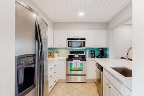 Fridge, microwave, oven, stovetop - Bayfront townhome with 3 balconies, a shared pool & only 5 blocks to the beach (Ocean City)