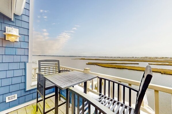 Outdoor dining - Bayfront townhome with 3 balconies, a shared pool & only 5 blocks to the beach (Ocean City)