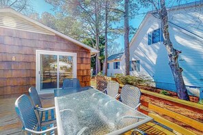 Outdoor dining - Sun-filled coastal retreat near beaches with waterfront views (Ocean City)