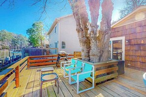 Terrace/patio - Sun-filled coastal retreat near beaches with waterfront views (Ocean City)