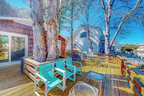 Outdoor dining - Sun-filled coastal retreat near beaches with waterfront views (Ocean City)