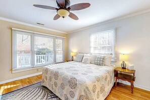 4 bedrooms, desk, iron/ironing board, WiFi - Gorgeous home with an enclosed yard, grill, fireplace, chef's kitchen, AC, & W/D (Ocean Pines)