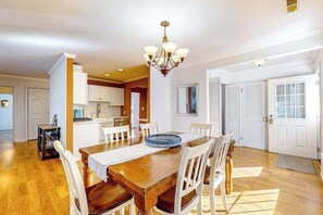 Dining - Gorgeous home with an enclosed yard, grill, fireplace, chef's kitchen, AC, & W/D (Ocean Pines)
