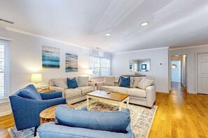 TV, fireplace, offices - Gorgeous home with an enclosed yard, grill, fireplace, chef's kitchen, AC, & W/D (Ocean Pines)