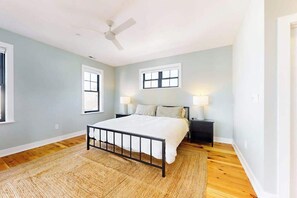 4 bedrooms, travel cot, WiFi, bed sheets - Brand-new, dog-friendly home with chef's kitchen, EV charger, decks, & firepit (Ocean City)