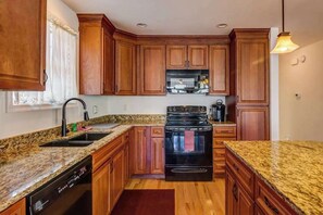 Fridge, microwave, oven, stovetop - Spacious home w/ community pools, tennis, & docks - ADA compliant (Ocean City)
