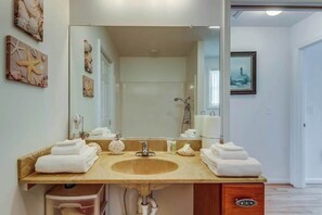 Shower, hair dryer, towels - Spacious home w/ community pools, tennis, & docks - ADA compliant (Ocean City)