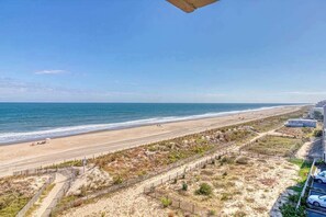 On the beach - Bright beachfront condo with balcony, amazing views, W/D, & central AC (Ocean City)