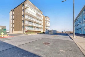 Exterior - Waterfront condo with amazing views - steps to the beach & restaurants (Ocean City)