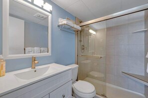 Douche, sèche-cheveux, serviettes fournies