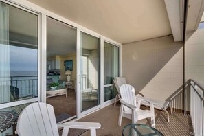Terrace/patio - Tranquil waterfront condo with pools, gym, arcade & ice rink (Ocean City)