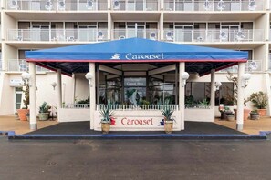 Exterior - Tranquil waterfront condo with pools, gym, arcade & ice rink (Ocean City)