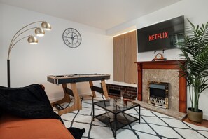 Fernseher, Kamin, Tischtennisplatte, Arbeitsbereiche