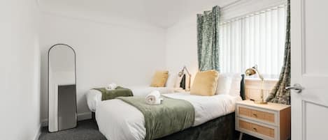 3 chambres, bureau, fer et planche à repasser, lit de bébé portatif